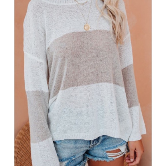 ๐ค Cute Gray Colorblock Knit Top! ๐ Size M - Picture 10 of 11